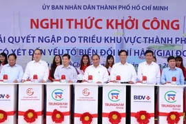 Thủ tướng Nguyễn Xuân Phúc và các đại biểu thực hiện nghi thức bấm nút khởi công. (Ảnh: Thống Nhất/TTXVN)