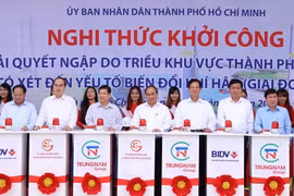 Thủ tướng Nguyễn Xuân Phúc và các đại biểu thực hiện nghi thức bấm nút khởi công. (Ảnh: Thống Nhất/TTXVN)