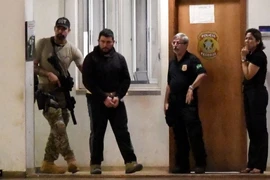 Cảnh sát Brazil dẫn độ một nghi can khủng bố tại Brasilia ngày 21/7. (Nguồn: AFP/TTXVN)