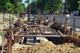 Thi công gói thầu thoát nước mưa, nước thải cho toàn bộ khu vực phía Nam thành phố Huế (đoạn trục chính dọc đường Hai Bà Trưng) (Ảnh: Quốc Việt/TTXVN)
