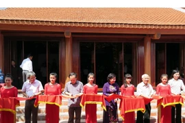 Lễ cắt băng khánh thành miếu thờ Chúa Bầu. (Ảnh: Quang Đán/TTXVN)