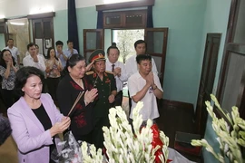 Chủ tịch Quốc hội Nguyễn Thị Kim Ngân dẫn đầu đoàn đại biểu Quốc hội đến dâng hương tưởng niệm Chủ tịch Hồ Chí Minh tại Nhà 67 thuộc khu Di tích Phủ Chủ tịch. (Ảnh: Trọng Đức/TTXVN)
