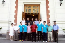 Đại sứ Nguyễn Thanh Sơn chụp ảnh với đoàn học sinh. (Ảnh: Dương Trí-Quang Vinh/Vietnam+)