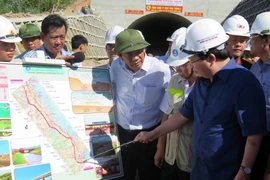 Phó Thủ tướng Chính phủ Trịnh Đình Dũng kiểm tra dự án đường cao tốc Đà Nẵng-Quảng Ngãi. (Ảnh: Nguyễn Sơn/TTXVN) 