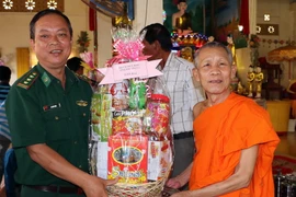Lãnh đạo Bộ đội Biên phòng Sóc Trăng tặng quà sư sãi Khmer. (Ảnh: Trung Hiếu/TTXVN)