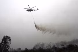 Trực thăng chữa cháy và giúp tạo mưa. (Nguồn: NDTV)
