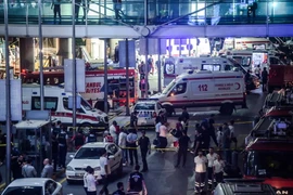 Cảnh sát điều tra tại hiện trường vụ đánh bom. (Nguồn: AFP/TTXVN)