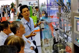 Khách tham quan một triển lãm về thiết bị ngành nhựa và cao su. (Ảnh minh họa. Nguồn: TTXVN)