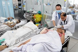 Chăm sóc bệnh nhân tại Khoa Cấp cứu Bệnh viện Chợ Rẫy. (Ảnh: An Hiếu/TTXVN) 
