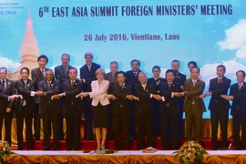 Phó Thủ tướng, Bộ trưởng Ngoại giao Phạm Bình Minh (thứ tư, từ phải sang, hàng đầu) chụp ảnh chung với Ngoại trưởng các nước ASEAN và Ngoại trưởng 10 nước đối tác tại hội nghị ở Vientiane. (Nguồn: AFP/TTXVN)