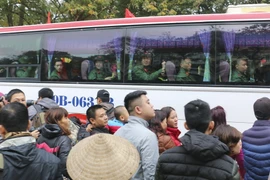 Người thân tiễn con em lên đường nhập ngũ. (Ảnh: Nhật Linh/TTXVN)