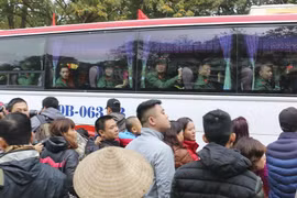 Người thân tiễn con em lên đường nhập ngũ. (Ảnh: Nhật Linh/TTXVN)