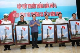 Bí thư Tỉnh ủy Hà Giang Triệu Tài Vinh trao tặng bức tranh Cột cờ Quốc gia Lũng Cú, huyện Đồng Văn cho trưởng các đoàn công tác của các tỉnh, đơn vị tham gia Đoàn công tác Trường Sa số 14 tháng 5/2012. (Ảnh: Minh Tâm/TTXVN)