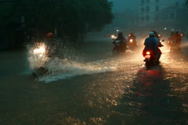 Mưa lớn khiến nhiều tuyến đường ở Hà Nội, Hải Phòng ngập nặng