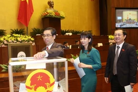 Đại biểu Quốc hội bỏ phiếu phê chuẩn đề nghị của Thủ tướng Chính phủ Nguyễn Xuân Phúc về việc bổ nhiệm một số Phó Thủ tướng Chính phủ, một số Bộ trưởng và thành viên khác của Chính phủ. (Ảnh: Phương Hoa/TTXVN) 