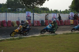 Các tay đua rượt đuổi sít sao với nhiều pha vượt mặt mặt đối thủ hấp dẫn. (Ảnh: Đậu Tất Thành/TTXVN)