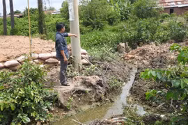Phần đất mà Công ty trách nhiệm hữu hạn Hiệp Hòa Lợi đổ lấn ra con rạch. (Ảnh: Phạm Thanh Tân/Vietnam+)