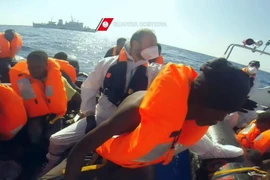 Người di cư được lực lượng bảo vệ bờ biển Italy cứu trên biển Địa Trung Hải ngày 13/9/2016. (Nguồn: EPA/TTXVN) 