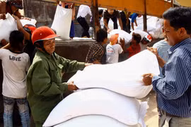 Cấp phát gạo cho dân. (Ảnh minh họa: Hồ Cầu/TTXVN)