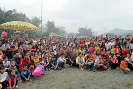 Người dân dự lễ hội đền Đuổm Thái Nguyên năm 2015. (Ảnh: Thu Hằng/TTXVN)