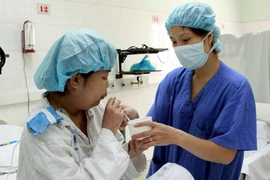 Chăm sóc toàn diện cho bệnh nhân. (Ảnh: Dương Ngọc/ TTXVN) 