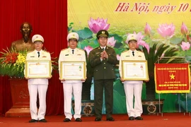 Đại tướng Trần Đại Quang, Bộ trưởng Bộ Công an trao Huân chương cho một số cán bộ Công an thành phố Hà Nội. (Ảnh: Doãn Tấn/TTXVN)