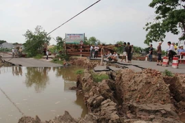 Hiện trường vụ sạt lở nghiêm trọng tại cầu phao sông Hóa. (Ảnh: Hoàng Ngọc-Xuân Tiến/TTXVN)