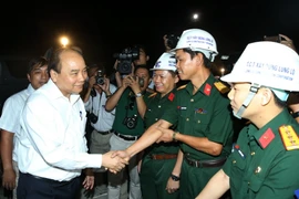 Thủ tướng Nguyễn Xuân Phúc đến thăm, động viên các kỹ sư, công nhân trên công trường xây dựng hầm Đèo Cả nằm trên Quốc lộ 1, nối liền hai tỉnh Khánh Hòa và Phú Yên. (Ảnh: Thống Nhất/TTXVN)