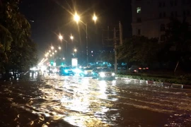 Mưa lớn gây ngập tại phố Trần Thái Tông. (Ảnh: Trọng Đạt/TTXVN)