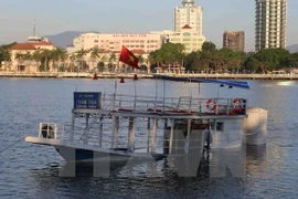 Chiếc tàu bị nạn được kéo nổi lên và đưa vào gần bờ sông Hàn. (Ảnh: Trần Lê Lâm/TTXVN)