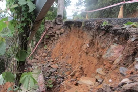 Đường lên Tam Đảo sạt lở nên chỉ các phương tiện xe máy, ôtô từ 4-16 chỗ mới được đi qua cung đường dẫn lên khu du lịch. (Ảnh: Nguyễn Thảo/TTXVN) 