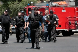 Cảnh sát Armenia phong tỏa hiện trường vụ việc. (Nguồn: AP/TTXVN)