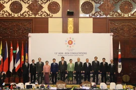 Các quan chức tham dự hội nghị chụp ảnh chung. (Ảnh: Phạm Kiên/TTXVN)