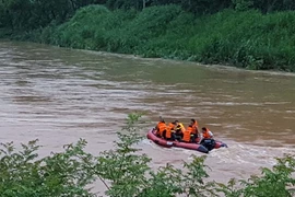 Tìm nạn nhân bị đuối nước. (Ảnh minh họa. Nguồn: TTXVN)