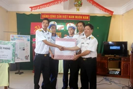 Tặng quà Tết cho cán bộ chiến sỹ đảo Đá Tây. (Ảnh: Đoàn Hữu Trung/TTXVN) 