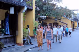 Du khách tham quan phố cổ Hội An. (Ảnh: Minh Đức/TTXVN)