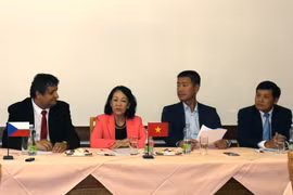 Đoàn đại biểu Đảng Cộng sản Việt Nam trao đổi với ban lãnh đạo Đảng Cộng sản Séc-Morava (Ảnh: Trần Quang Vinh/Vietnam+)