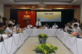 Ông Võ Văn Chánh, Phó Chủ tịch UBND tỉnh Đồng Nai thông tin về vụ việc vi phạm môi trường tại Công ty Chin Well Fasteners Việt Nam. (Ảnh: Sỹ Tuyên/TTXVN)