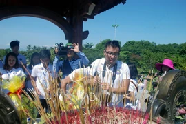 Sinh viên kiều bào dâng hương. (Ảnh: Thanh Thủy/TTXVN)