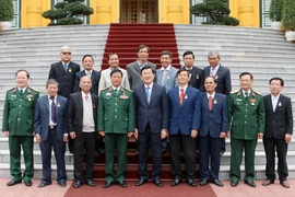 Chủ tịch nước Trương Tấn Sang gặp mặt thân mật các đại biểu thiếu niên dũng sỹ diệt Mỹ miền Nam. (Ảnh: Nguyễn Khang/TTXVN)