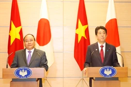 Thủ tướng Nguyễn Xuân Phúc và Thủ tướng Nhật Bản Shinzo Abe họp báo chung. (Ảnh: Thống Nhất/TTXVN)