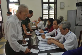 Cử tri làm thủ tục bầu cử tại khu vực bầu cử số 5, phường Trần Hưng Đạo, thành phố Thái Bình. (Ảnh: Thu Hoài/TTXVN)