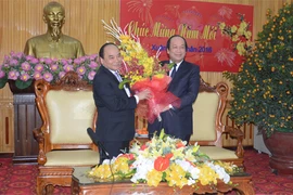 Phó Thủ tướng Nguyễn Xuân Phúc chúc Tết Đảng bộ, nhân dân tỉnh Hà Nam. (Ảnh: TTXVN phát)