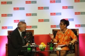 Bà Susi Pudjiastuti, Bộ trưởng Hàng hải và Nghề cá Indonesia, trả lời phỏng vấn tại Hội nghị. (Ảnh: Đỗ Quyên/TTXVN)