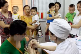 Nhân viên y tế cho trẻ uống Vitamin A. (Ảnh minh họa: Dương Ngọc/TTXVN) 