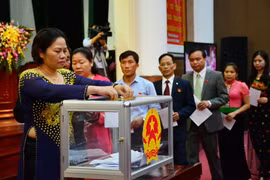 Các đại biểu tiến hành bỏ phiếu bầu các chức danh lãnh đạo chủ chốt Hội đồng Nhân dân, Ủy ban Nhân dân tỉnh Sơn La khóa XIV, nhiệm kỳ 2016-2021. (Ảnh: Công Luận/TTXVN)