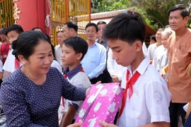 Tặng quà cho học sinh nghèo. (Ảnh minh họa. Nguồn: TTXVN)