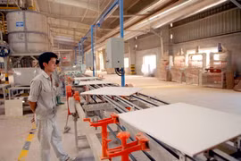 Dây chuyền sản xuất gạch men ốp lát. (Ảnh minh họa: Danh Lam/TTXVN) 
