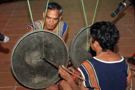 Hai nghệ nhân dân gian dân tộc Brâu ở huyện Ngọc Hồi (Kon Tum) đánh chiêng Tha trong các nghi lễ của dân tộc mình. (Ảnh: Trần Lê Lâm/TTXVN)