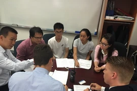 Một số du học sinh Việt Nam trong cuộc làm việc với cảnh sát bang tại Văn phòng đại diện Vietnam Airlines tại Sydney chiều 7/1. (Ảnh: Khánh Linh/Vietnam+) 